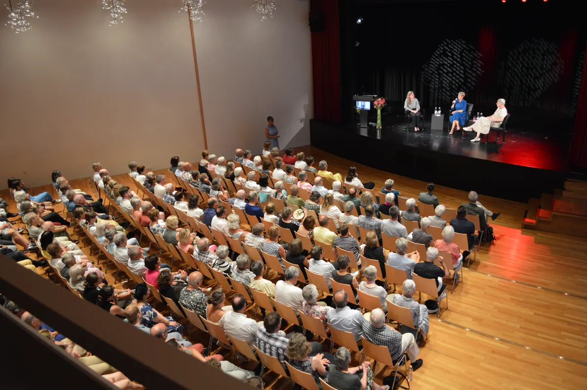 Ein zahlreich erschienenes Publikum im Stadthaussaal in Effretikon.
